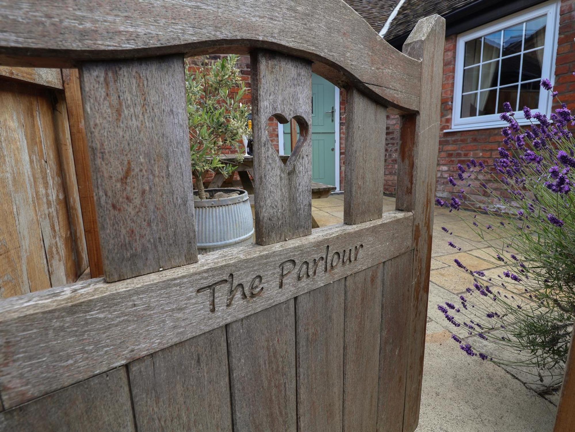 The Parlour Villa Chester Buitenkant foto